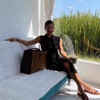 Ditambah dengan gayanya yang selalu stylish, penampilan Jennifer Bachdim pun kini semakin menawan. Masih tak kalah dengan para wanita yang belum memiliki anak bukan? Foto: Instagram/@jenniferbachdim