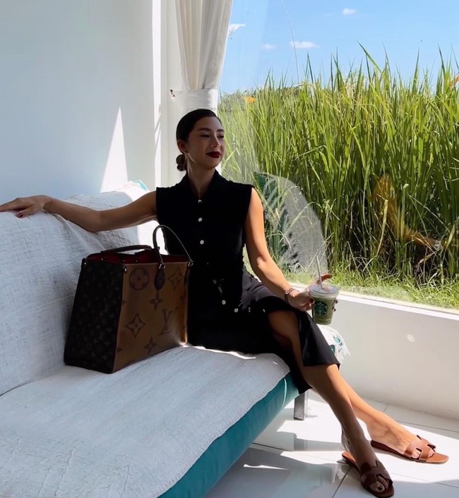 Karena kecintaannya berolahraga dan mengonsumsi makanan-makanan sehat, tak heran jika perut Jennifer Bachdim bisa kembali langsing dengan cepat pasca melahirkan. Foto: Instagram/@jenniferbachdim