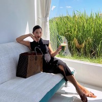 Beberapa olahraga yang dijalani Jennifer Bachdim selama hamil antara lain Squat with Arm Raise, Preggo Deadlift, Dumbbell Squat, Arm Raise, Triceps Curl and Lift, dan Sumo Squat with Barbell. Foto: Instagram/@jenniferbachdim