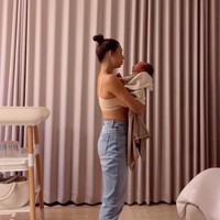 Dalam konten videonya bersama Jessica Iskandar, Jennifer mengaku sudah kembali berolahraga setelah satu bulan melahirkan. Di unggahan Instagramnya juga sempat terlihat Jennifer yang berolahraga bersama anak-anaknya. Foto: Instagram/@jenniferbachdim