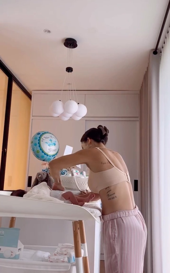 Penampilan Jennifer Bachdim dengan perutnya yang sudah kembali rata tentu banyak mendapat pujian netizen. Tak hanya memuji penampilannya, netizen juga memuji Jennifer yang bisa terlihat tetap santai mengurus keempat anaknya. Foto: Instagram/@jenniferbachdim