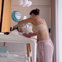 Penampilan Jennifer Bachdim dengan perutnya yang sudah kembali rata tentu banyak mendapat pujian netizen. Tak hanya memuji penampilannya, netizen juga memuji Jennifer yang bisa terlihat tetap santai mengurus keempat anaknya. Foto: Instagram/@jenniferbachdim