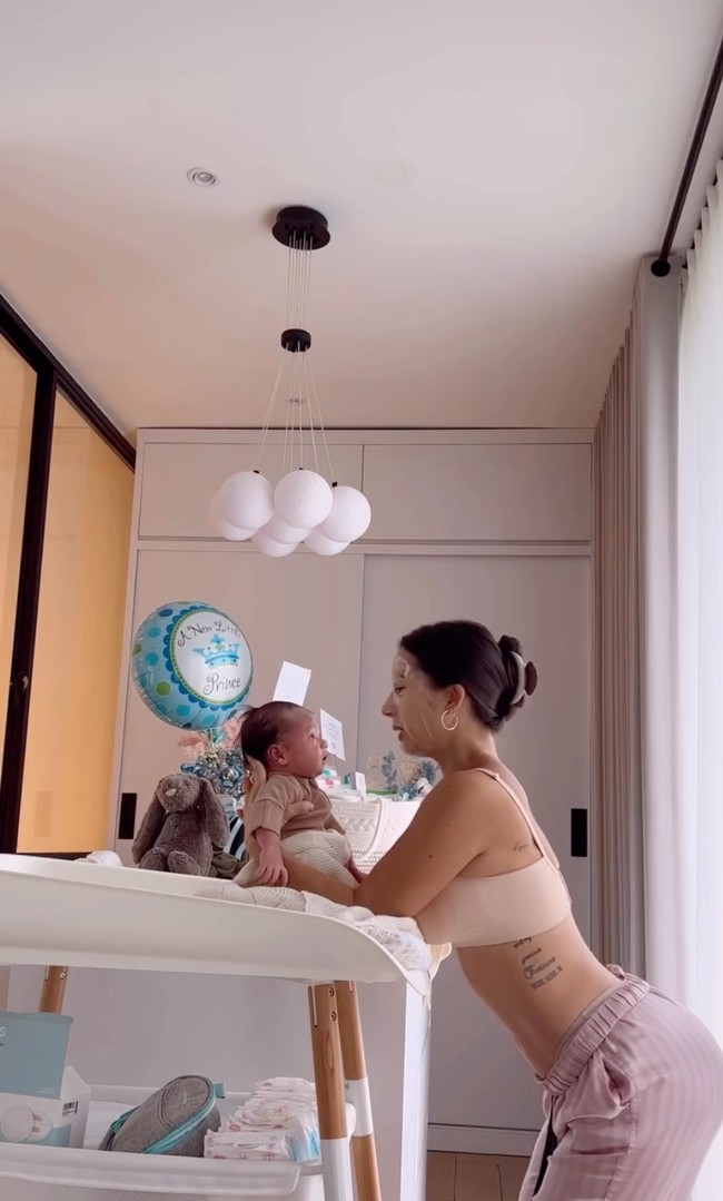 Baru saja melahirkan anak keempatnya pada 12 Februari 2023, penampilan Jennifer Bachdim kini sudah terlihat kembali langsing. Dalam foto dan video unggahannya di Instagram terlihat jelas Jennifer kini sudah kembali memiliki perut yang rata. Foto: Instagram/@jenniferbachdim