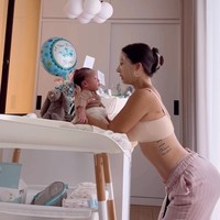 Baru saja melahirkan anak keempatnya pada 12 Februari 2023, penampilan Jennifer Bachdim kini sudah terlihat kembali langsing. Dalam foto dan video unggahannya di Instagram terlihat jelas Jennifer kini sudah kembali memiliki perut yang rata. Foto: Instagram/@jenniferbachdim