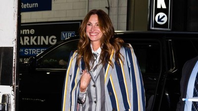 8 Gaya Unik Julia Roberts yang Makin Mempesona di Usia 55 Tahun