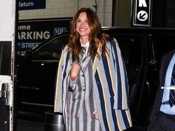 8 Gaya Unik Julia Roberts yang Makin Mempesona di Usia 55 Tahun