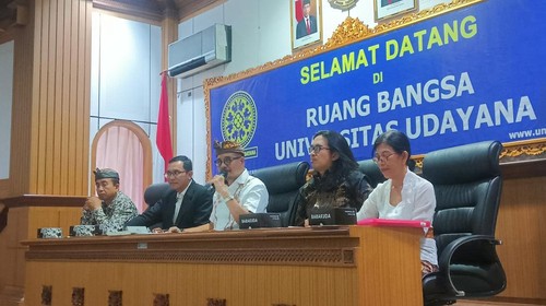 Nyoman Sandika (pakai udeng) saat jumpa pers terkait kasus SPI Universitas Udayana, Kamis (16/3/2023).