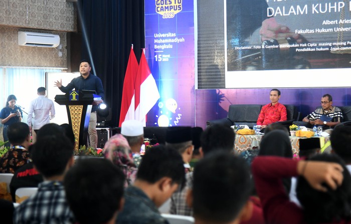 Kala Wamenkumham Sosialisasikan KUHP di Depan Mahasiswa Pemerintah melalui Kementerian Hukum dan Hak Asasi Manusia (Kemenkumham) terus mensosialisasikan Kitab UndangβUndang Hukum Pidana (KUHP) serta perubahan rancangan UUD Paten dan Desain Industri.