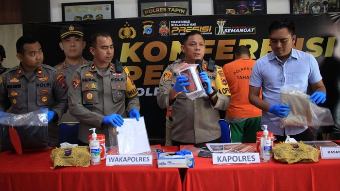 Pria berinisial CR (30) di Kabupaten Tapin, Kalimantan Selatan (Kalsel) mengaku sebagai dokter ditangkap.