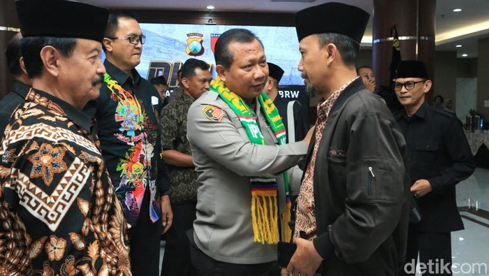 Kapolda Jatim saat berdialog dengan petinggi perguruan silat di Jatim.