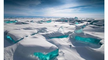 Es berwarna toska di Danau Baikal, Rusia. Foto: Twitter/NaturelsWeird