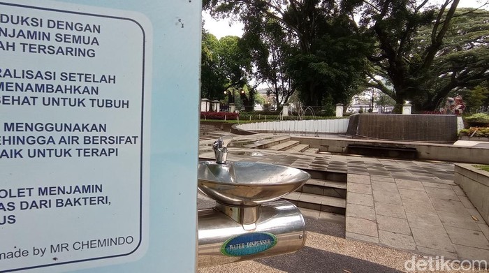 Keran air di Taman Badak Bandung rusak.