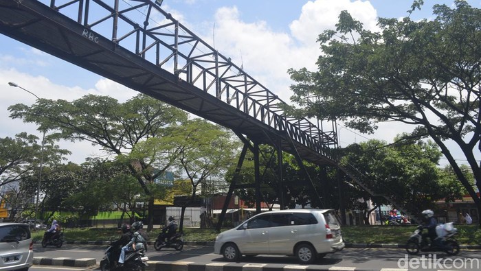 Kondisi jembatan penyeberangan orang di Soekarno-Hatta Kota Bandung, Kamis (16/3/2023).