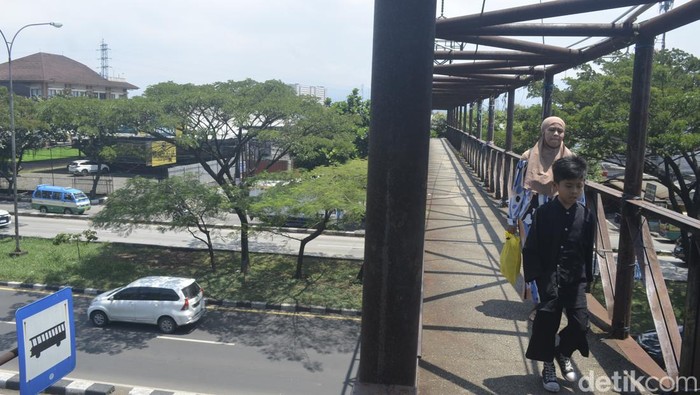 Kondisi jembatan penyeberangan orang di Soekarno-Hatta Kota Bandung, Kamis (16/3/2023). Kondisi jembatan penyeberangan orang di Soekarno-Hatta Kota Bandung, Kamis (16/3/2023).