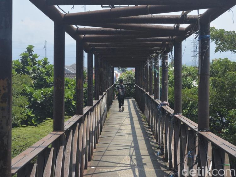 Jembatan Penyeberangan di Soekarno-Hatta Bandung Sudah Berkarat