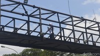Selain dipenuhi karat, getaran sangat terasa kala kendaraan besar melintas di bawah JPO. Ya, jembatan ini terasa bergoyang. (Foto: Sudirman Wamad/detikJabar)