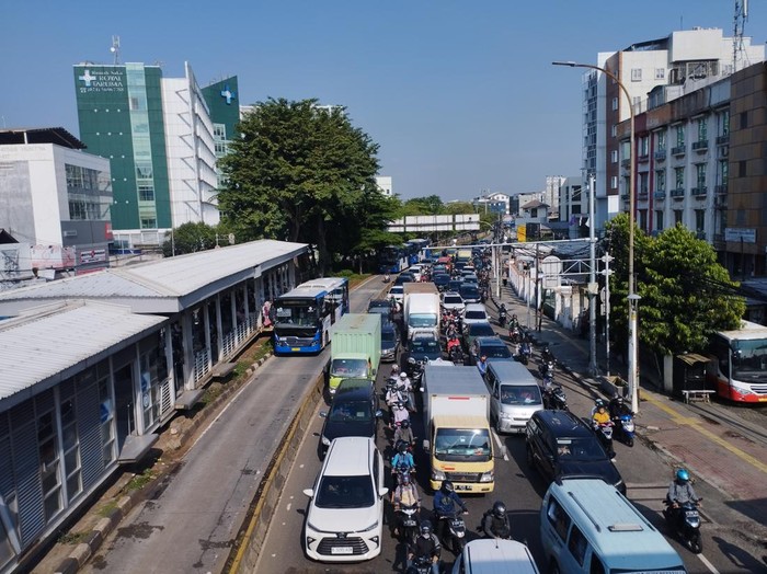 Kondisi lalu lintas di Jalan Daan Mogot, Jakbar, Kamis (16/3/2023) pukul 09.00 WIB.