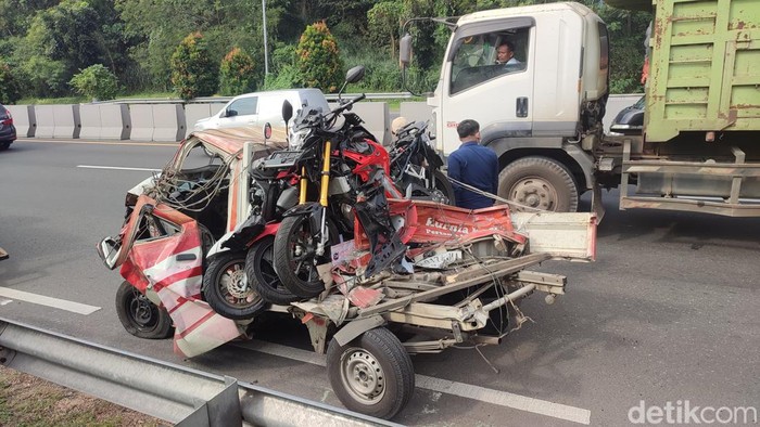 Kondisi salah satu mobil yang terlibat dalam kecelakaan beruntun di Tol Krapyak Semarang, Kamis (16/25/2023).