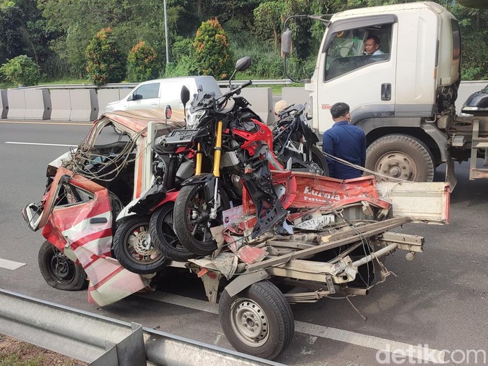 Kondisi salah satu mobil yang terlibat dalam kecelakaan beruntun di Tol Krapyak Semarang, Kamis (16/25/2023).