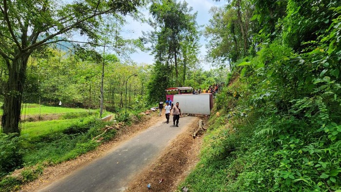 Kondisi sepur kelinci yang terguling di Dukuh Mulwarejo, Desa Kamal, Kecamatan Bulu, Kabupaten Sukoharjo, Kamis (16/3/2023).