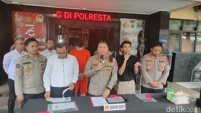 Konferensi perkembangan penyidikan kasus penipuan robot trading ATG Wahyu Kenzo.