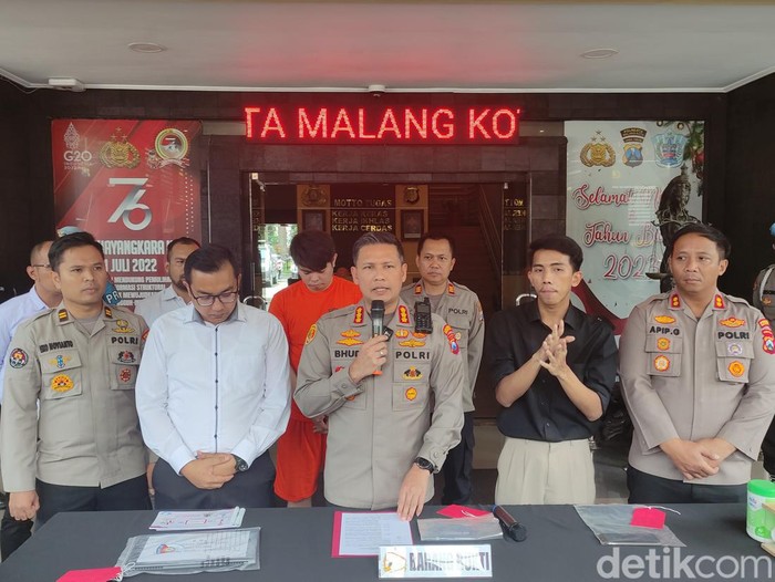 Konferensi perkembangan penyidikan kasus penipuan robot trading ATG Wahyu Kenzo.