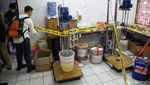 Penampakan Pabrik Kosmetik Ilegal di Jakut! Jual Obat Jerawat Bikin Rusak Ginjal