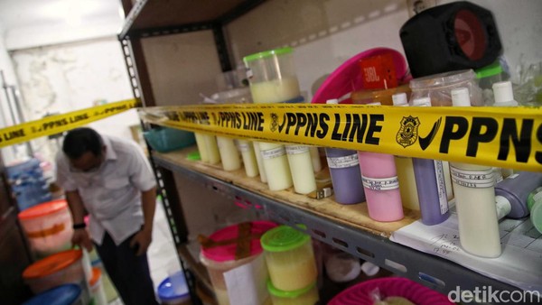 Penampakan Pabrik Kosmetik Ilegal di Jakut! Jual Obat Jerawat Bikin Rusak Ginjal