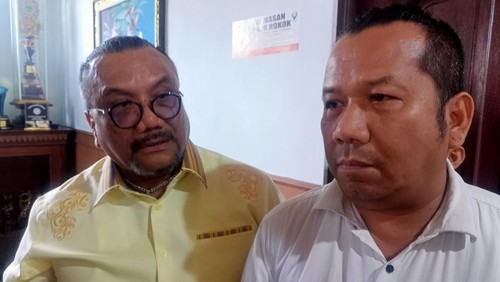 Kuasa hukum Fannie Lauren, Togar Situmorang (kiri) di Kantor Desa Pererenan, Kecamatan Mengwi, Badung, memberi pernyataan keberatan atas penetapan sita eksekusi apartemen, Kamis (16/3/2023) siang.