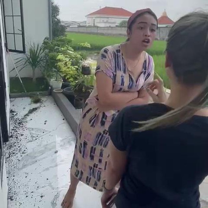 LC di Kota Mojokerto jadi pesakitan gegara lempar pot ke bidua