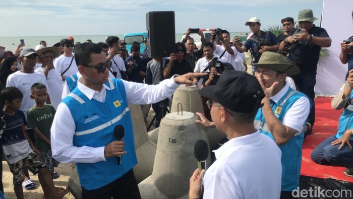 Dirut PLN Darmawan Prasojo menunjukkan tetrapod beton yang dibuat dari bahan baku limbah PLTU, Kamis (16/3) sore, di pesisir pantai Desa Pasarbanggi, Rembang.