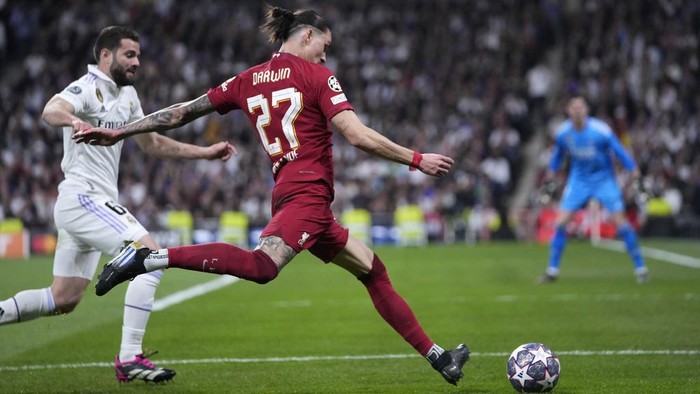 Liverpools Darwin Nunez kicks the ball during the Champions League, round of 16, second leg soccer match between Real Madrid and Liverpool at the Santiago Bernabeu stadium in Madrid, Spain, Wednesday, March 15, 2023. (AP Photo/Bernat Armangue)