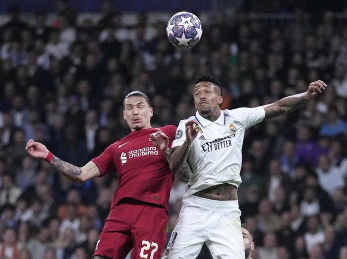 Real Madrid's Eder Militao, right, challenges Liverpool's Darwin Nunez during the Champions League, round of 16, second leg soccer match between Real Madrid and Liverpool at the Santiago Bernabeu stadium in Madrid, Spain, Wednesday, March 15, 2023. (AP Photo/Bernat Armangue)