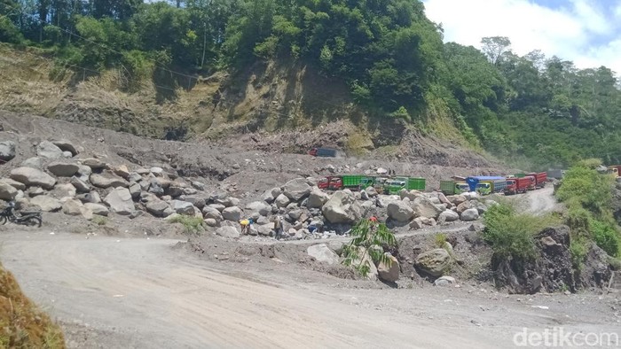Lokasi tambang di alur sungai Woro, di atas Dam Sidorejo, Kecamatan Kemalang.
