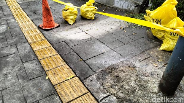 Lubang menganga di trotoar Jl Sulanjana, Kota Bandung akhirnya ditutup