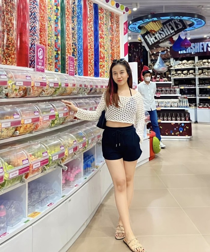 Makin Glowing Gaya Mayang Adik Vanessa Angle yang Hobi Belanja Makanan