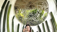 Tampil cantik saat kulineran di Bali. Dirinya ngemil dessert cokelat mewah di Penny Lane Bali. Foto: Instagram @mayaang.lucyaana