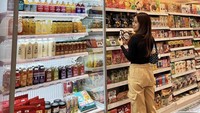 Belanja camilan dan minuman di supermarket Korea. Dirinya tampil modis dengan pakaian nuansa cokelat hitam. Foto: Instagram @mayaang.lucyaana