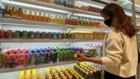 Paling senang belanja minuman dan camilan di supermarket. Mayang selalu tampilkan gaya yang modis. Foto: Instagram @mayaang.lucyaana