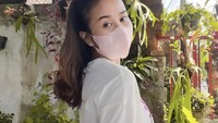 Sehabis makan di rumah makan, dirinya berpose dengan masker dan tetap tampil menawan. Foto: Instagram @mayaang.lucyaana