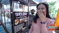 Bosen dengan makanan mewah, rupanya Mayang ngidam ingin makan Loempia Schutel ala penjual kaki lima. Foto: Instagram @mayaang.lucyaana