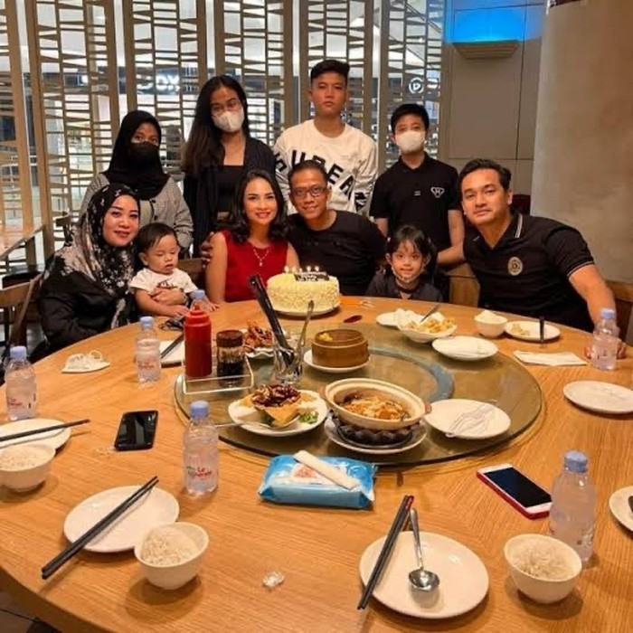 Makin Glowing Gaya Mayang Adik Vanessa Angle yang Hobi Belanja Makanan