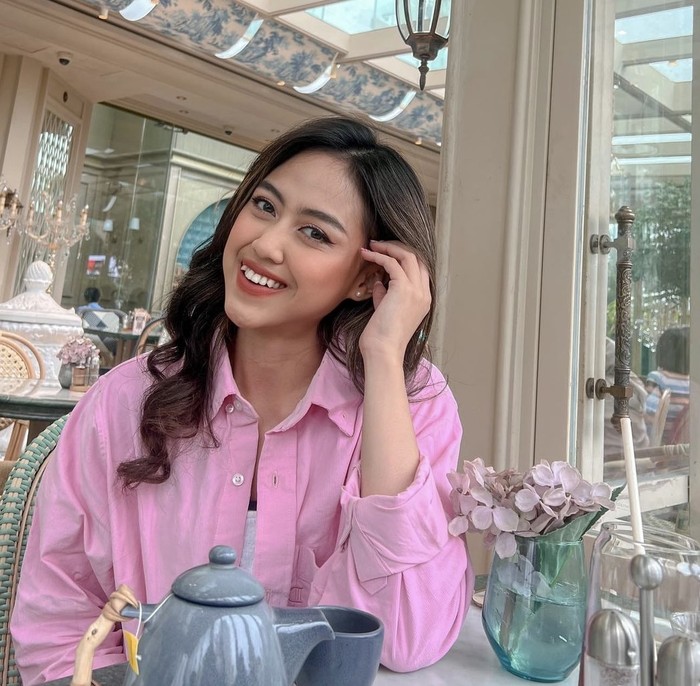 Manisnya Sisca Saras JKT48 Saat Minum Teh dan Makan Kue di Kafe