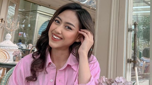 Manisnya Sisca Saras JKT48 Saat Minum Teh dan Makan Kue di Kafe