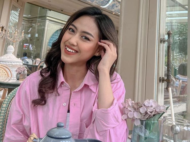 Manisnya Sisca Saras JKT48 Saat Minum Teh dan Makan Kue di Kafe