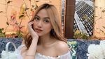 Manisnya Sisca Saras JKT48 Saat Minum Teh dan Makan Kue di Kafe