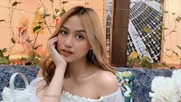 Selalu tampil anggun, ada lagi momen anggota yang baru lulus dari JKT48 itu menikmati secangkir teh hangat di kafe. Foto: Instagram @jkt48sisca