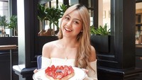 Pada ulang tahunnya yang ke-22, anggota JKT48 generasi 3 itu terlihat sangat manis saat memegang kue ulang tahunnya. Foto: Instagram @jkt48sisca