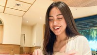 Sebelum ulang tahun, ia sudah makan malam duluan nih. Dengan senyuman manis, Sisca sedang memotong hidangan pancake dengan es krimnya. Foto: Instagram @jkt48sisca