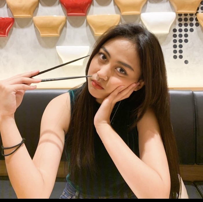 Manisnya Sisca Saras JKT48 Saat Minum Teh dan Makan Kue di Kafe